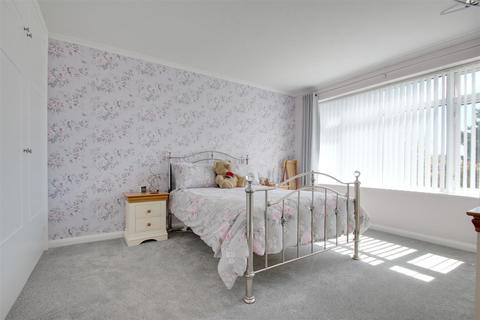 2 bedroom flat for sale - Alinora Crescent, Worthing