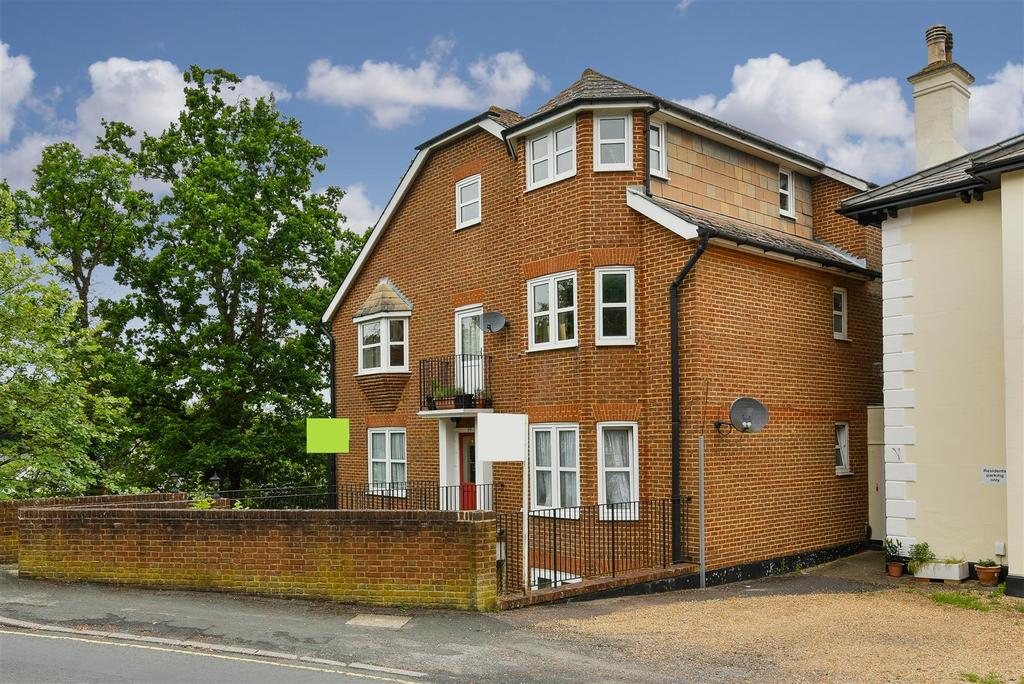 Upper Bridge Road, Redhill 1 bed apartment £1,000 pcm (£231 pw)