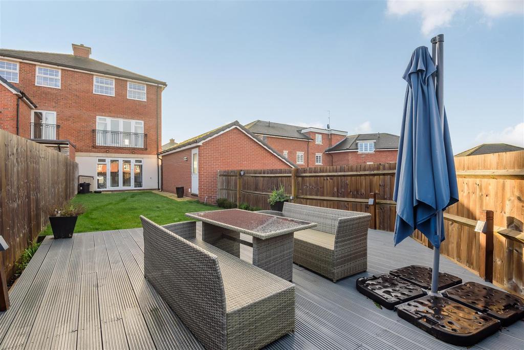 Nicholson Drive Wokingham, Berkshire, RG41 1AG 3 bed townhouse £550,000