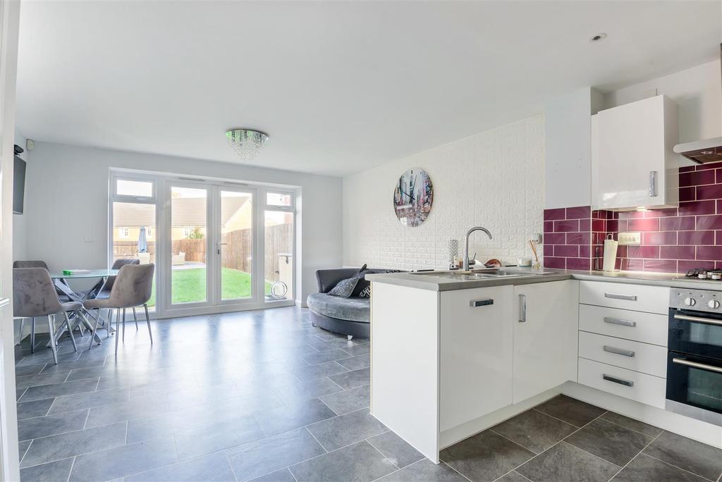 Nicholson Drive Wokingham, Berkshire, RG41 1AG 3 bed townhouse £550,000