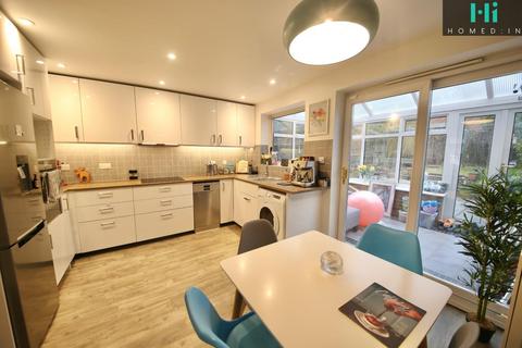 25 Walmer Close, Southwater, Horsham, RH13 9XY