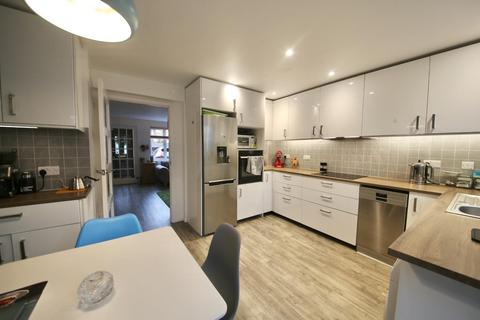25 Walmer Close, Southwater, Horsham, RH13 9XY