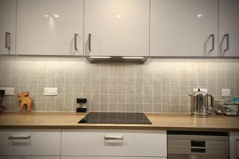 25 Walmer Close, Southwater, Horsham, RH13 9XY