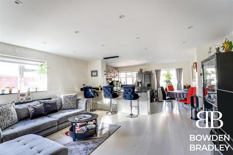 4 bedroom semi-detached house for sale - View Close, Chigwell
