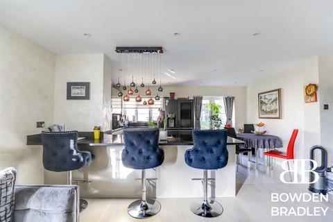 4 bedroom semi-detached house for sale - View Close, Chigwell