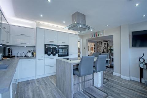8 Heathlands Crescent, Sutton Coldfield, B73 5EP