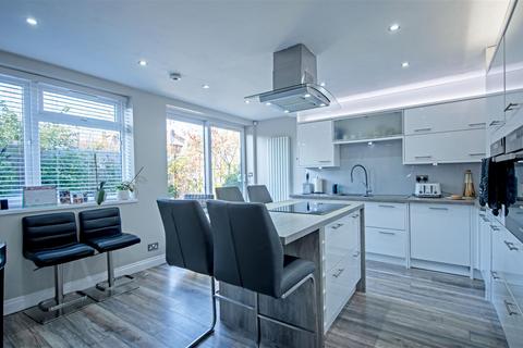 8 Heathlands Crescent, Sutton Coldfield, B73 5EP