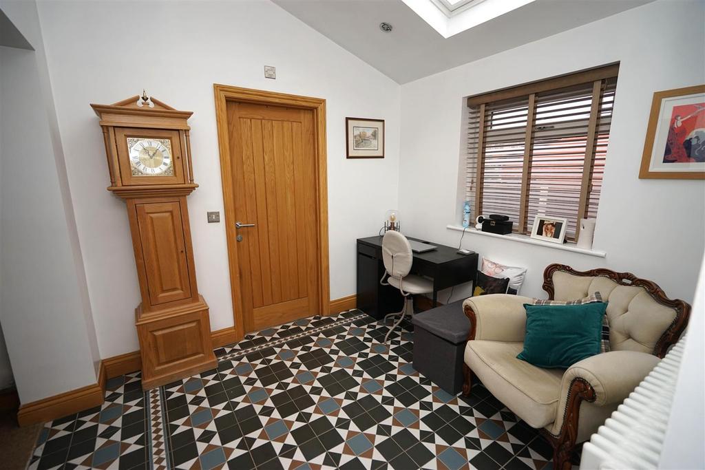 Scot Lane, Blackrod, Bolton 3 bed semidetached house £250,000