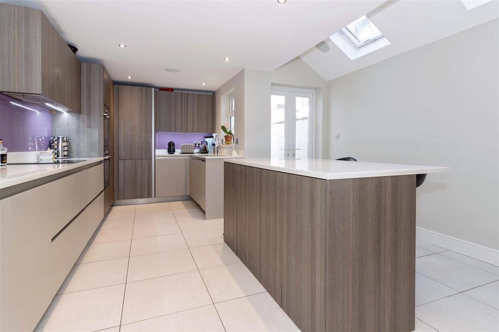 Graham Road, Worthing 4 bed terraced house £400,000