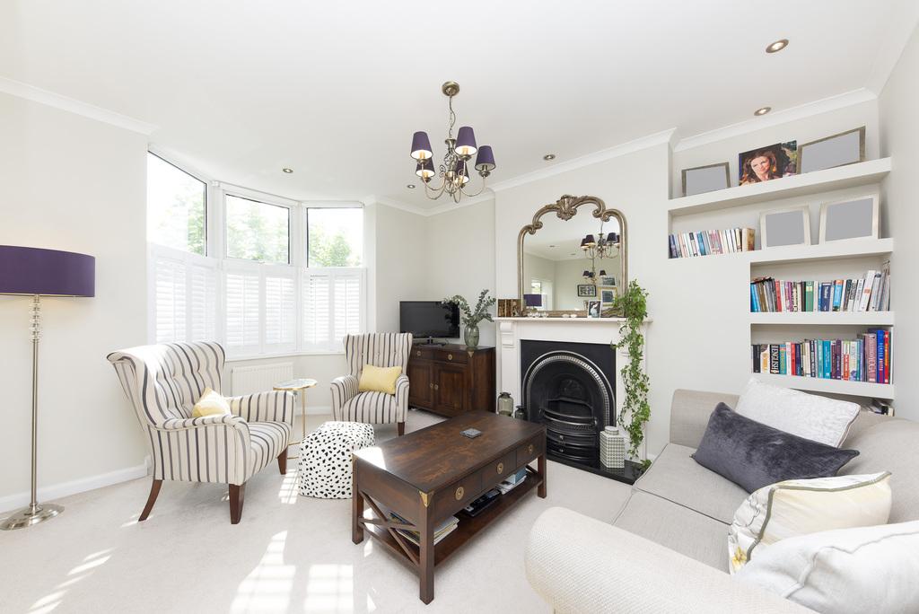 Chatsworth Avenue, SW20 2 bed flat £2,150 pcm (£496 pw)