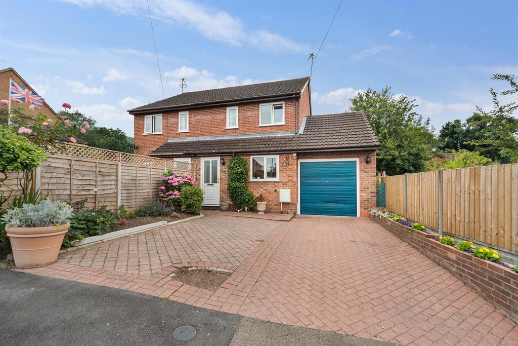 Hanley, Davenham Close, Malvern, WR14... 3 bed semidetached house for