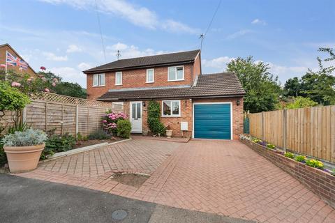 3 bedroom semi-detached house for sale, Hanley, Davenham Close, Malvern, WR14 2TY