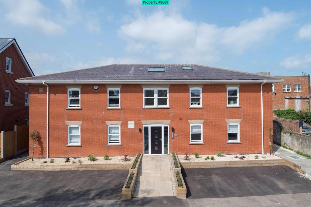 4B Mulberry Court, Wellington Road, Deal, CT14 7AL 3 bed flat £325,000