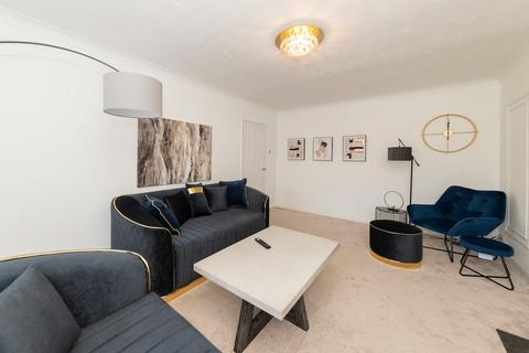 4 bedroom detached house to rent, Lowfield Green, Reading, RG4