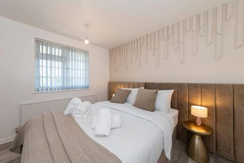 4 bedroom detached house to rent, Lowfield Green, Reading, RG4