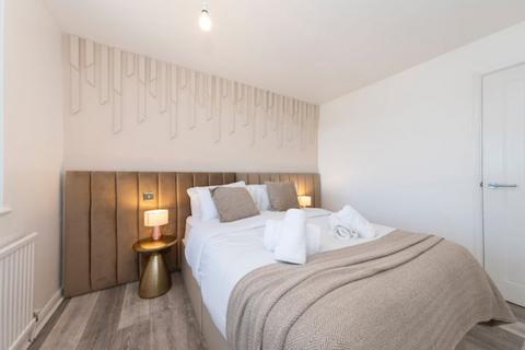 4 bedroom detached house to rent, Lowfield Green, Reading, RG4