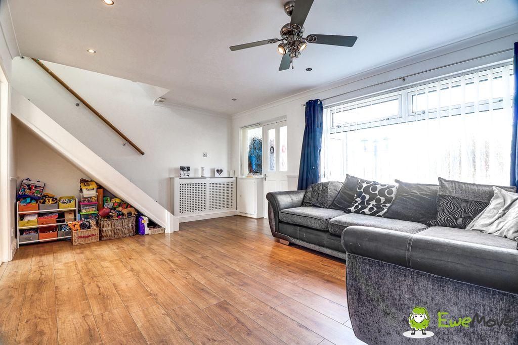 Seaford Close, Luton LU2 8JX 3 bed terraced house £1,300 pcm (£300 pw)