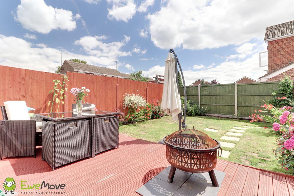 Seaford Close, Luton LU2 8JX 3 bed terraced house £1,300 pcm (£300 pw)