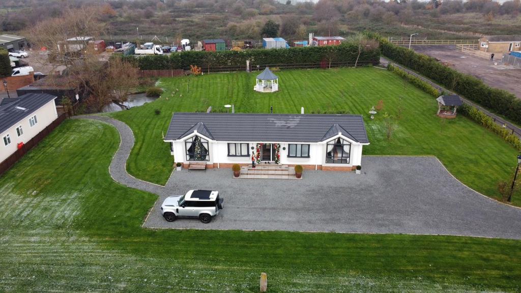 Hamlet Hill Roydon CM19 5JR 1 bed property for sale £1,600,000