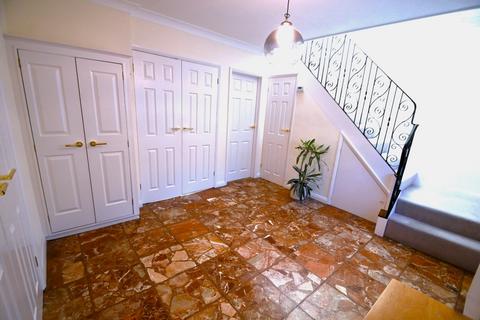 18 Haynes Close, Slough, SL3 8NA