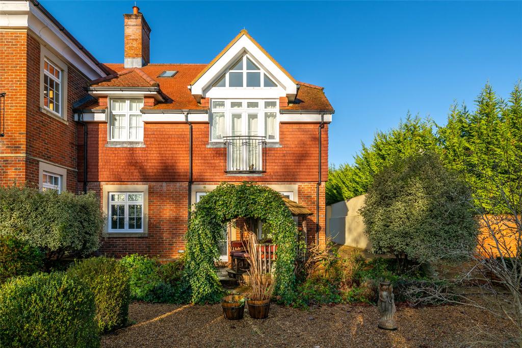 Flanchford Road, Reigate, Surrey, RH2 2 bed apartment £495,000