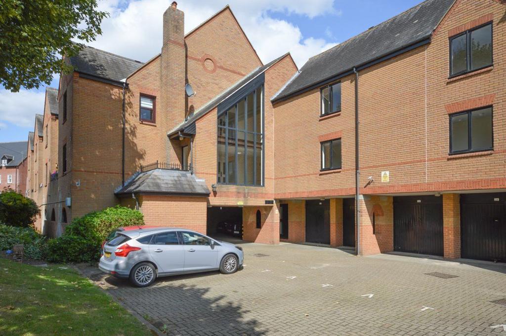 Fitzwalter Place, Dunmow 1 bed apartment £800 pcm (£185 pw)