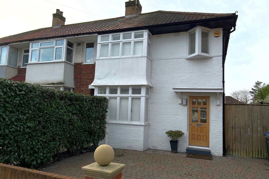 South Avenue, Egham, Surrey, TW20 3 bed end of terrace house £525,000