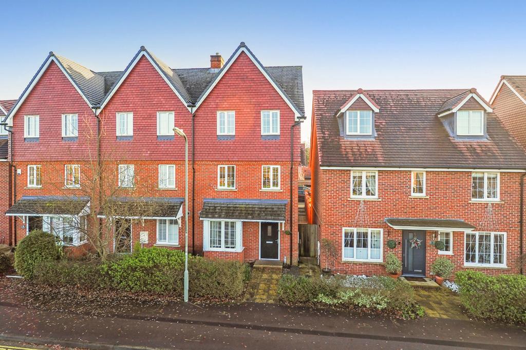 Canada Way, Liphook, Hampshire 4 bed semidetached house for sale £450,000