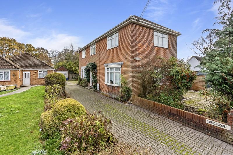 Hamble Lane, Bursledon, Southampton, Hampshire. SO31 8BR 3 bed detached