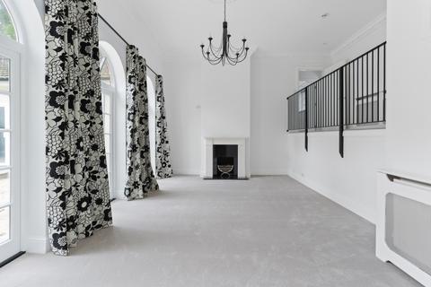 Bearsland Queens Drive, Oxshott, Leatherhead, KT22 0PF