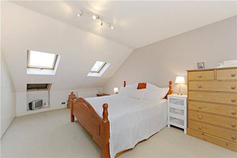7b Leythe Road, London, W3 8AW