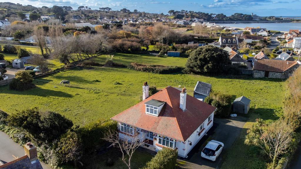 Longue Rue, St Saviour's, Guernsey, GY7 4 bed detached house for sale