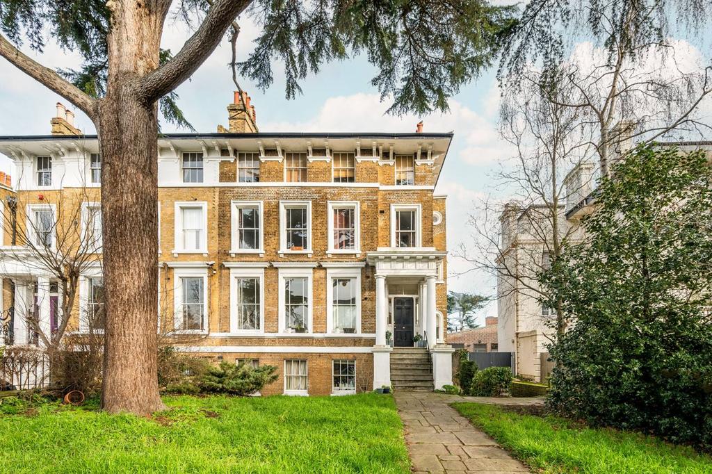 Morden Road, Blackheath, London, SE3 2 bed flat £2,400 pcm (£554 pw)