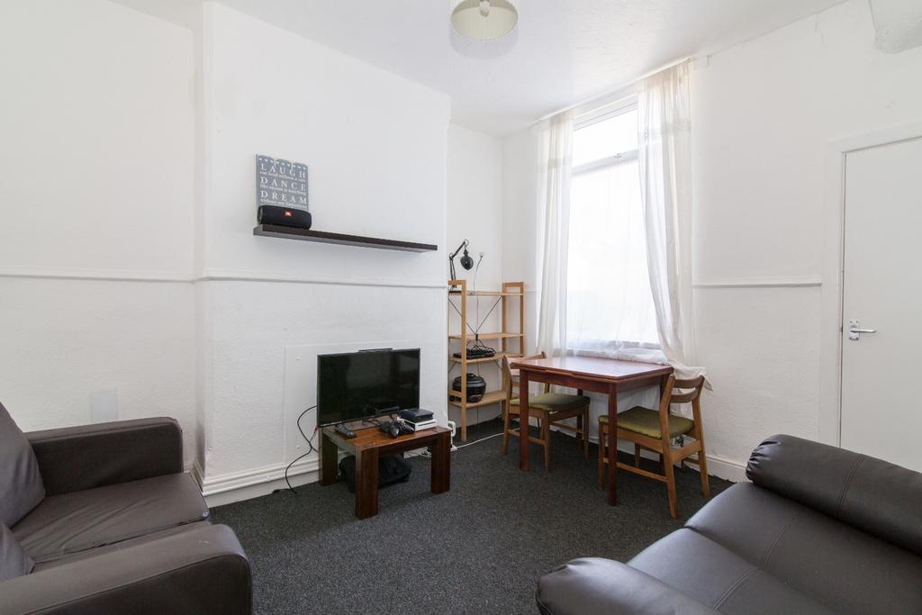 Forest Grove, Nottingham, Nottinghamshire, NG1 4HS 4 bed terraced house