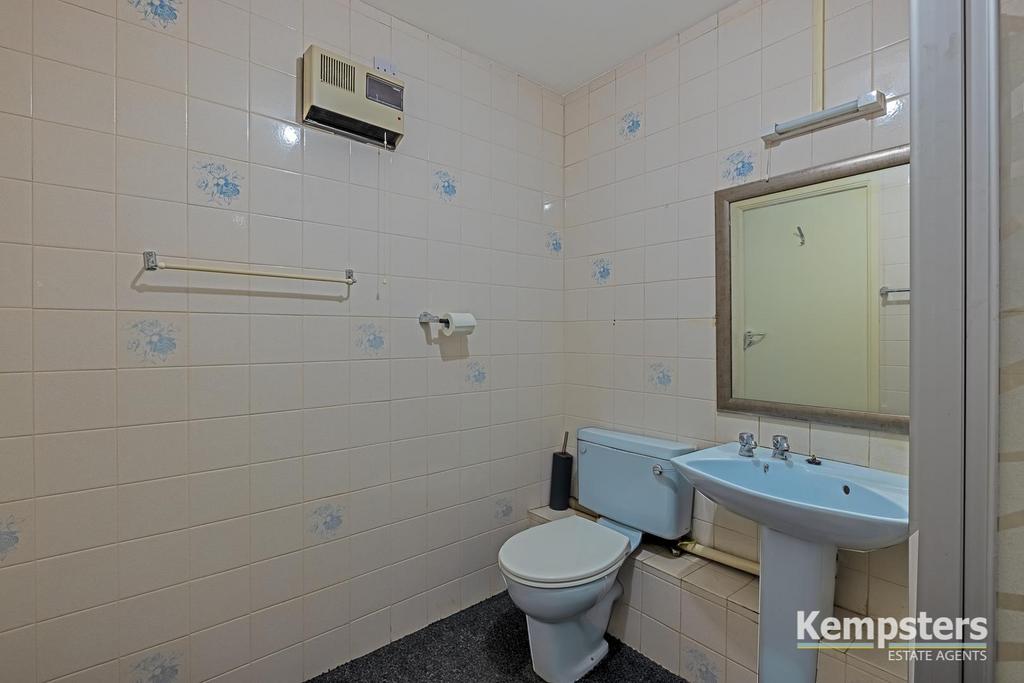 Bathroom 2nd.jpg