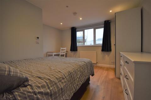 5 bedroom end of terrace house to rent - Denzil Road, Guildford