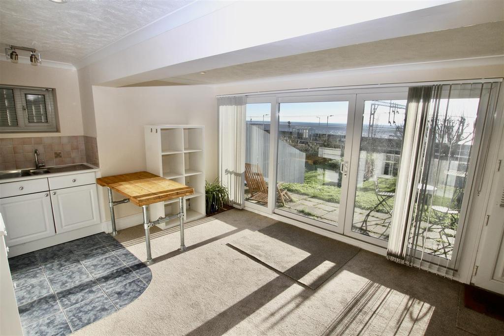 Undercliff Gardens, Leigh On Sea, Essex 1 bed flat £800 pcm (£185 pw)