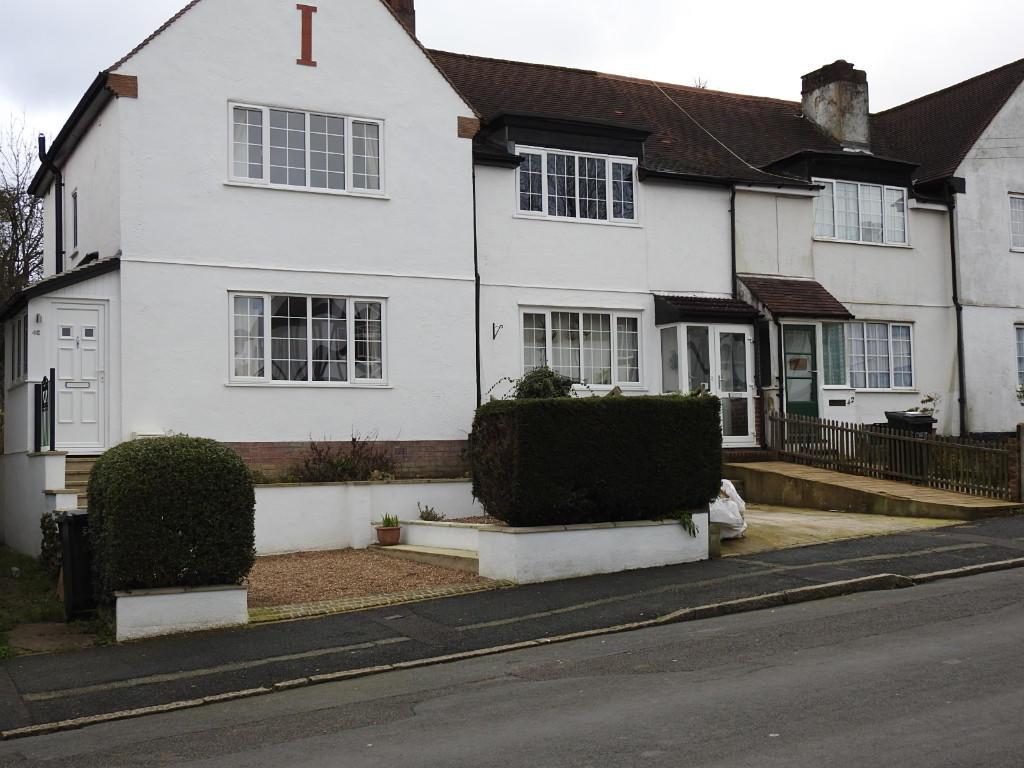 The Glade, Coulsdon CR5 3 bed semidetached house £1,600 pcm (£369 pw)