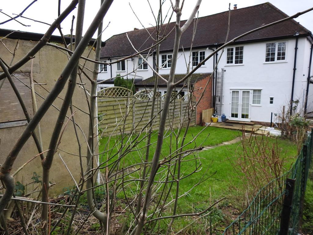 The Glade, Coulsdon CR5 3 bed semidetached house £1,600 pcm (£369 pw)