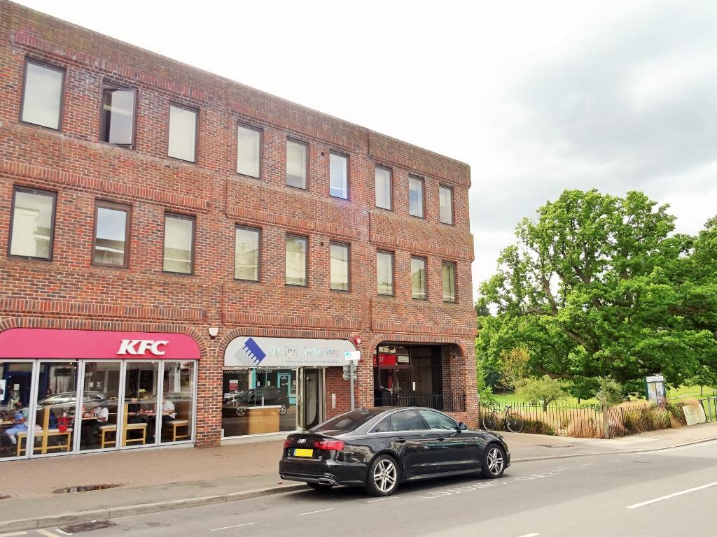 South Road, Haywards Heath, RH16 1 bed flat £850 pcm (£196 pw)