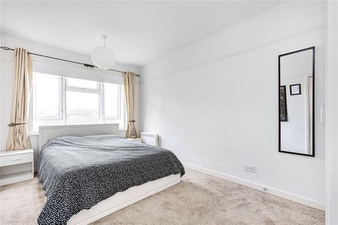 3 bedroom flat to rent, The Willoughbys, East Sheen, London