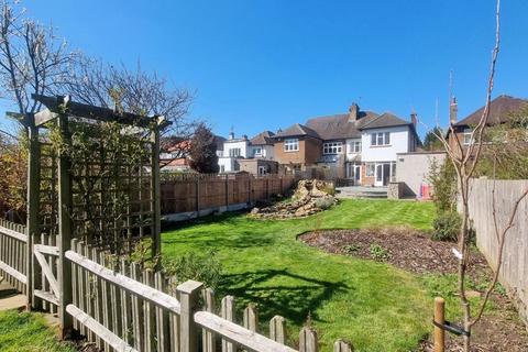 27 Park View, Pinner, HA5 4LL