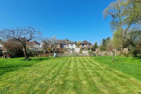 27 Park View, Pinner, HA5 4LL