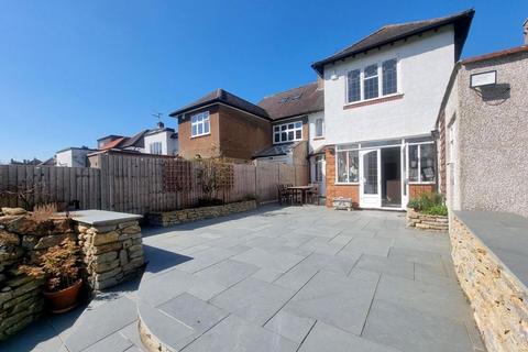 27 Park View, Pinner, HA5 4LL
