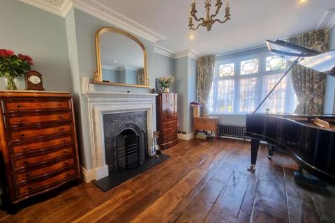 27 Park View, Pinner, HA5 4LL