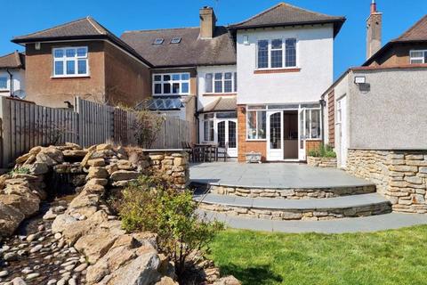 27 Park View, Pinner, HA5 4LL