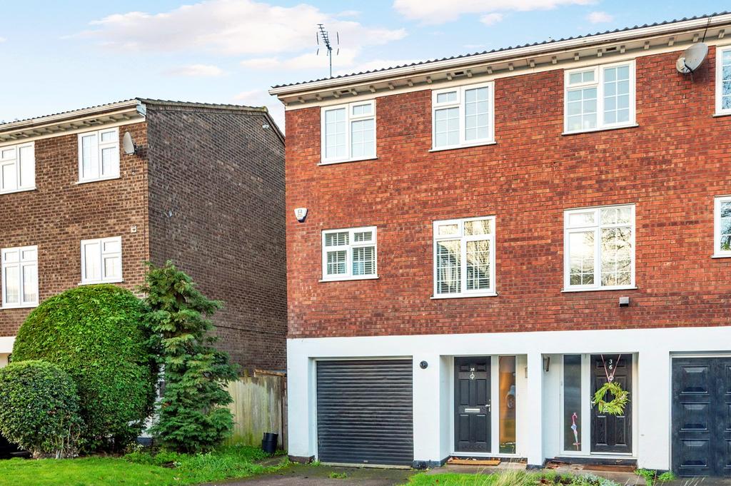 Hillcrest, Weybridge, KT13 3 bed end of terrace house £780,000