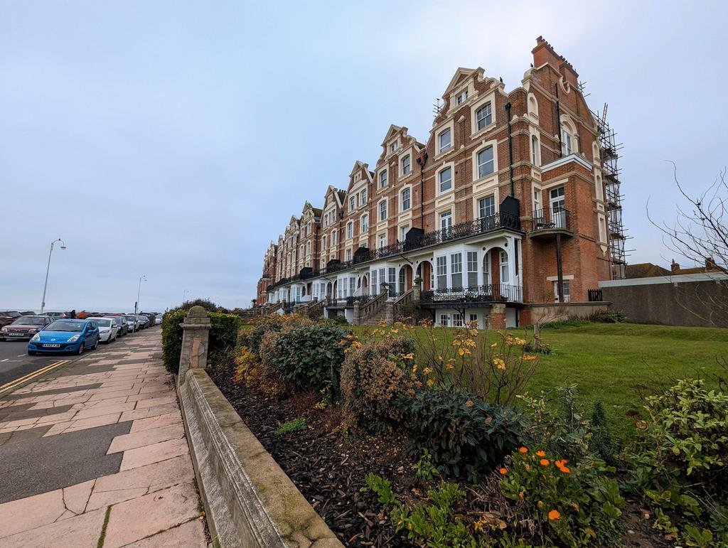 Knole Road, Bexhillonsea, TN40 2 bed apartment £180,000