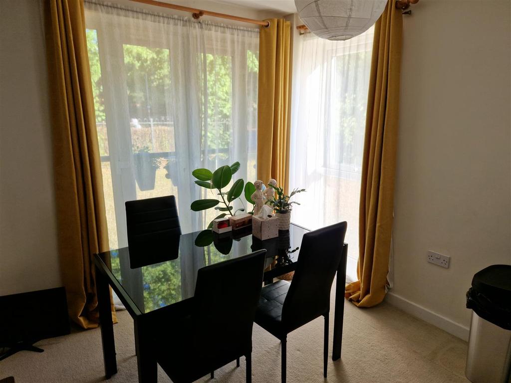 50 Pavilion Close, Leicester 2 bed apartment £850 pcm (£196 pw)