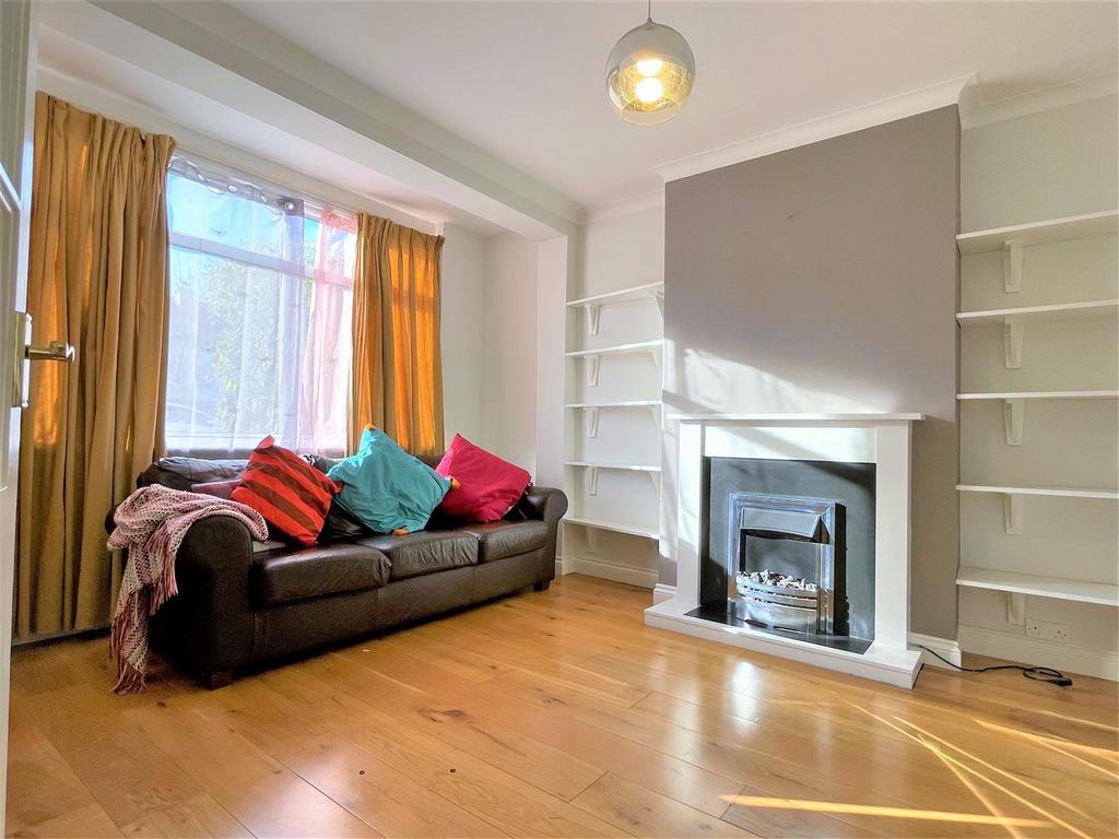 Queen Anne Avenue, Bromley, BR2 3 bed terraced house £2,150 pcm (£496 pw)